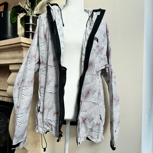 The North Face Womens Size XL Geometric Print Hooded Vented Full Zip Rain Jacket - Picture 12 of 16
